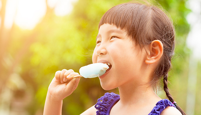 アイスクリームを食べる女の子